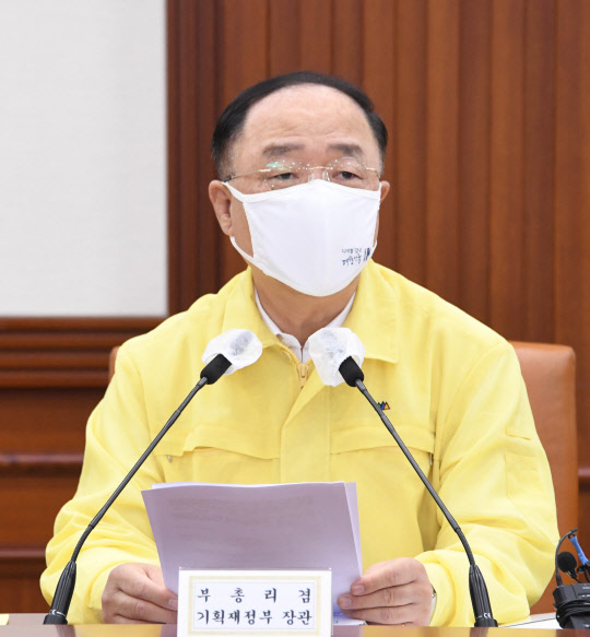 홍남기 부총리 겸 기획재정부 장관이 8월 5일 서울 광화문 정부서울청사에서 열린 '제42차 비상경제 중앙대책본부회의'를 주재, 모두발언을 하고 있다. <기획재정부 제공>